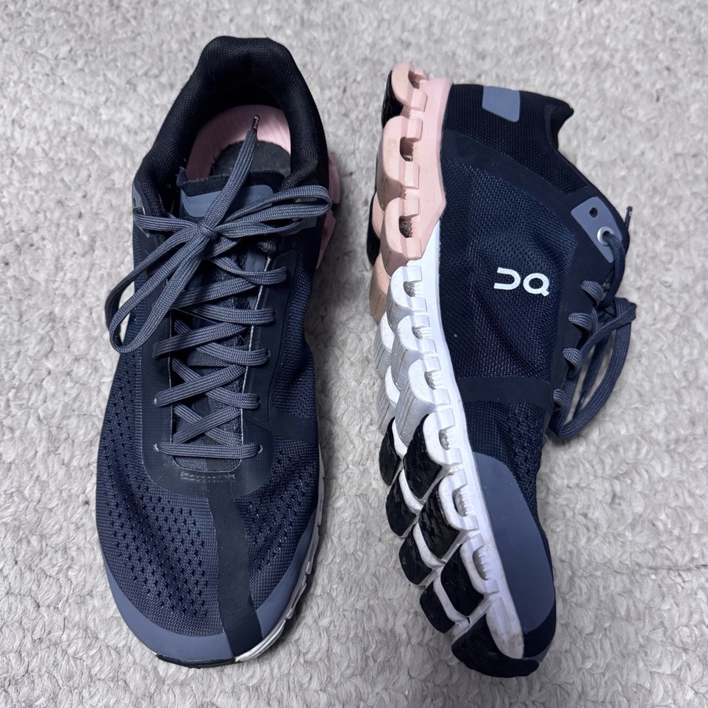 ON Cloud cloudflow black pink sneakers running shoes womens US 8.5 gently used